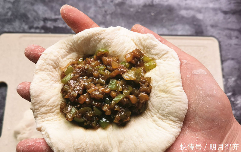 茄子的新吃法,在外面吃不到,做成馅料比肉香,出锅全家人抢着吃