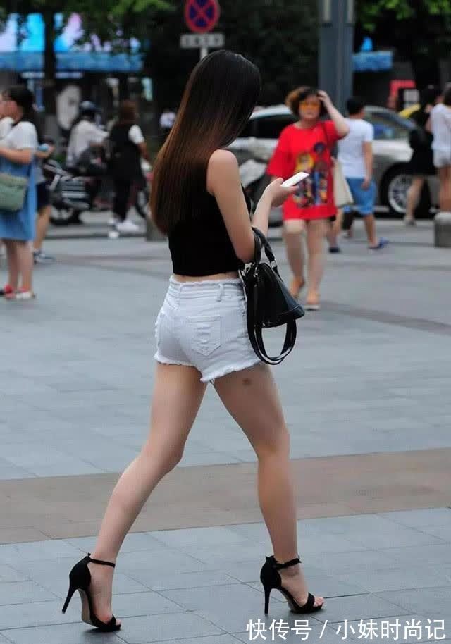 街拍 街拍美女:小姐姐的黑白风尚,简单又时尚学会了就能美上一个天