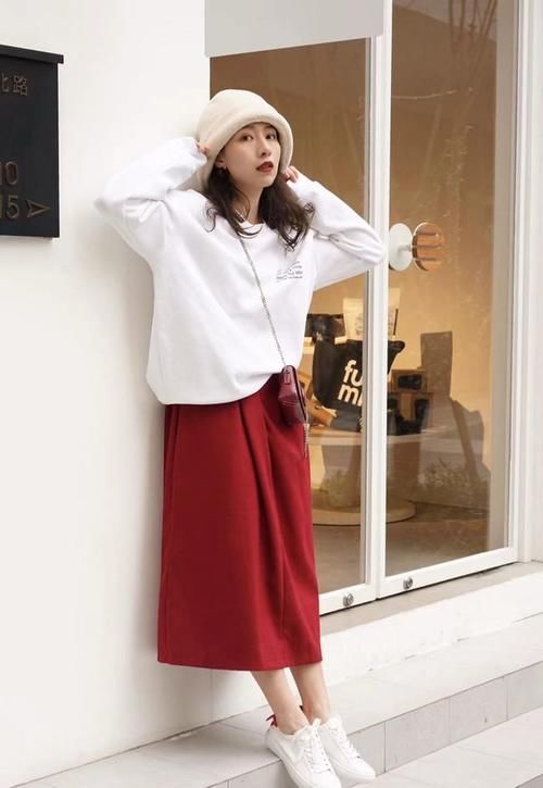 红色系穿搭又来了，学这一身造型搭配点帽子，最好看了