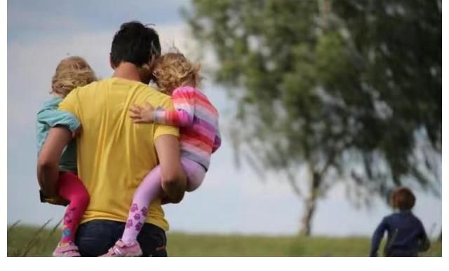 李乘德|胡杏儿上节目，留老公在家带三娃趴地上看电视！爸爸带娃靠谱吗？