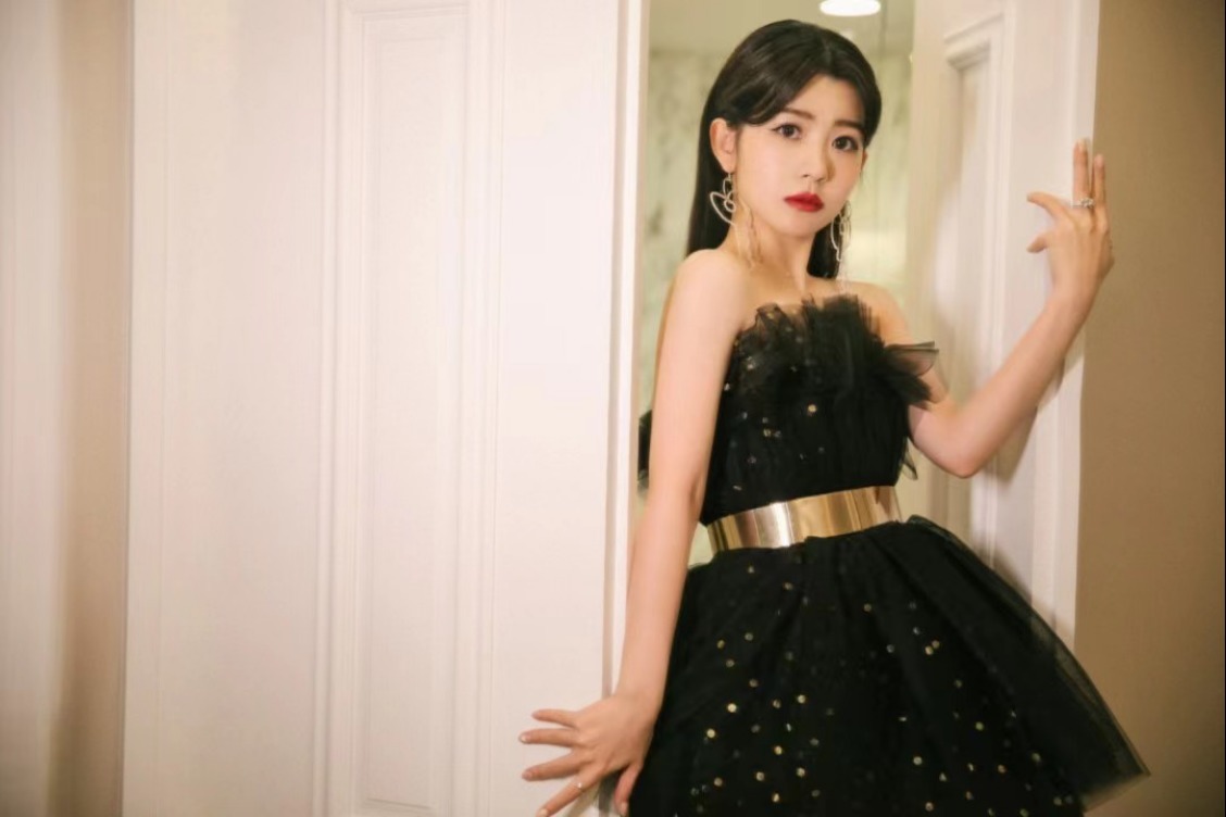 赖美云的“黑天鹅”造型超惊艳!抹胸纱裙大秀好身材,直角肩绝了