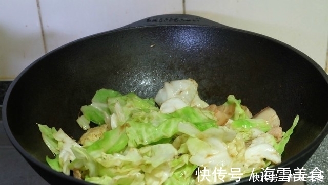 这菜我家隔两天就要炒一次，1颗菜炒2盘，叶子用手撕，加肉更香