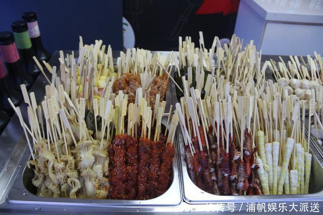 傻傻|串串饮料傻傻分不清楚老板摆摊用特制杯子,一次就卖两种东西