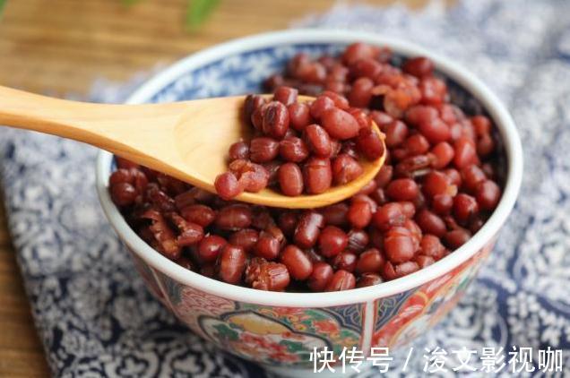 红豆最简单的做法,放点红糖一起煮,女人多吃补血养颜越吃越年轻