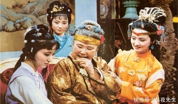 薛家#王熙凤敢随意调侃林黛玉,为何从不开宝钗玩笑:这才是棋逢对手