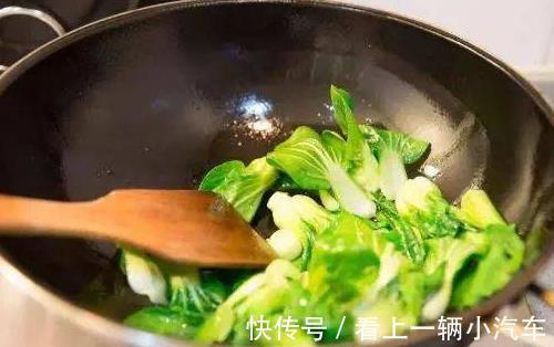 朋友们|无论炒什么青菜,只需学会这6招,青菜鲜香翠绿不发黑,入味!