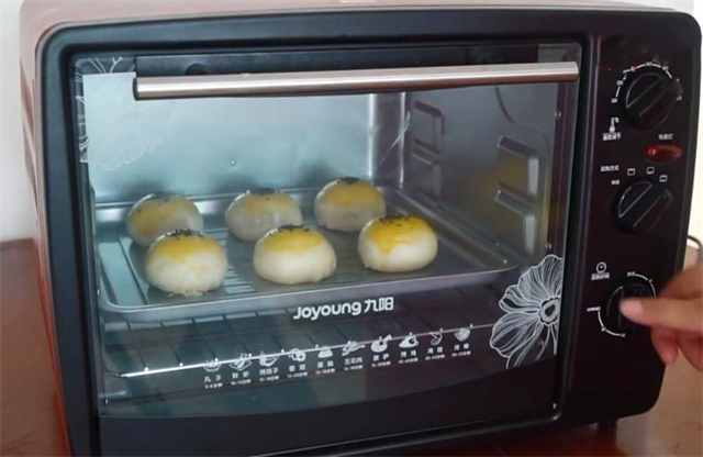 烤箱|这饼我家一周做三次,酥得掉渣,咬一口满嘴香,比蛋黄酥还好吃