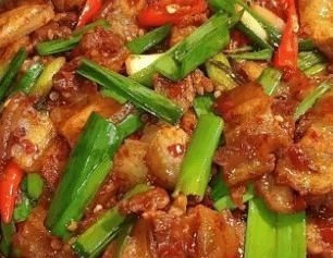 炒猪肉时，不要直接下锅炒！老师傅教你2招，肉质香浓嫩滑，入味