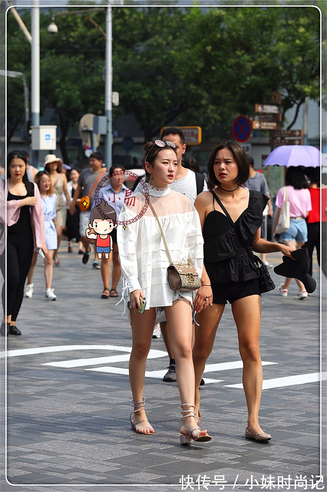 路人|路人街拍:闺蜜出街,一个穿大蒜衣,一个穿斜肩服,另类又时髦