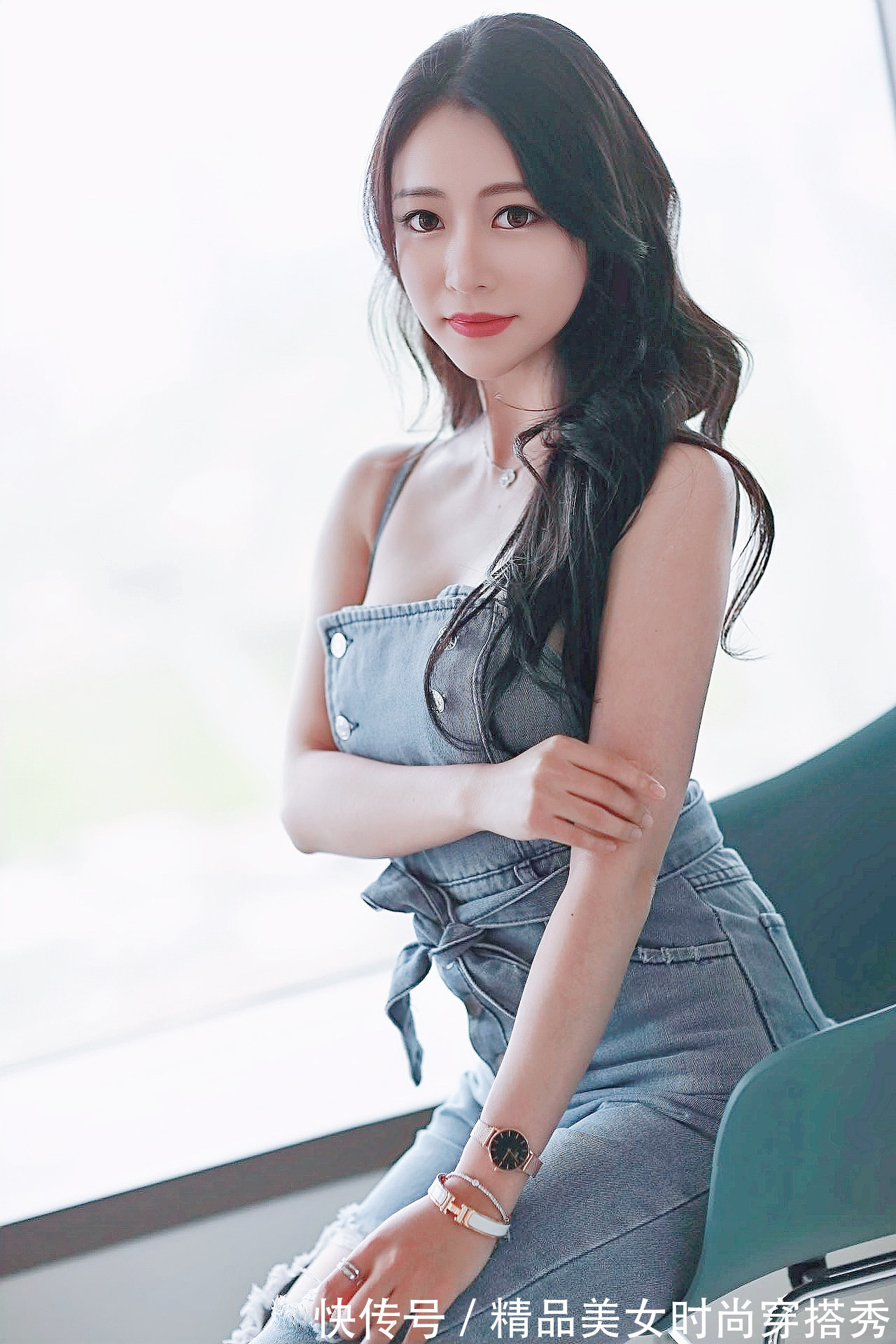 吊带 复古又有气质的吊带牛仔连体裤,双排扣点缀吸睛又有型