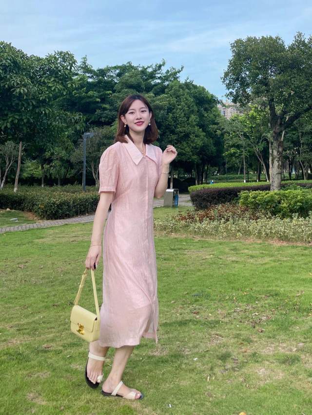 牛仔裤|想要搭配出氛围感其实很简单,条纹衫配牛仔裤简约利落,高级时髦