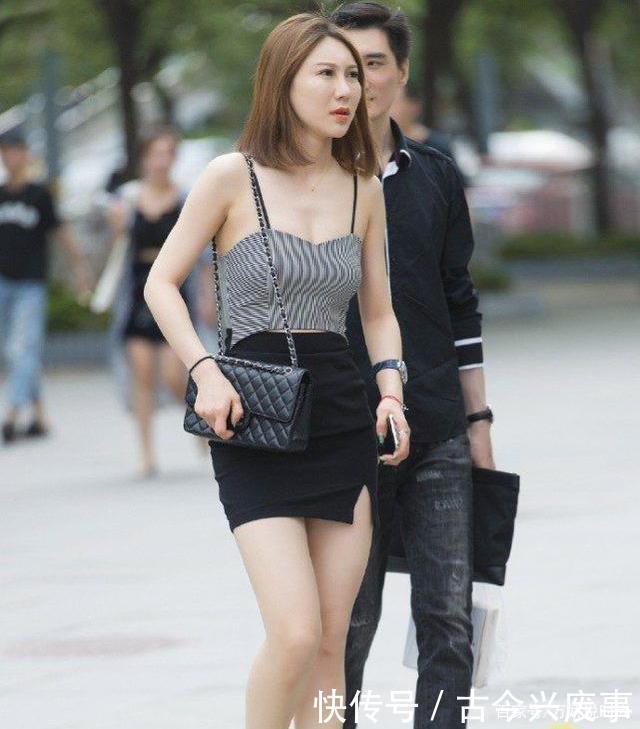 条带衬衫配黑色修身裙,简洁时尚,优雅迷人