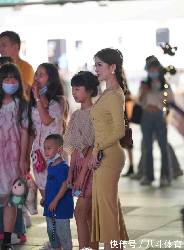 装扮 精致漂亮的包臀裙装扮彰显女神风范,打造简约的时尚,知性大方!