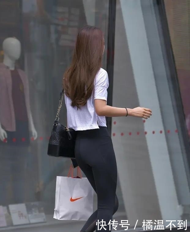 美女|脱下短裙,打底裤在修身上更“吃香”