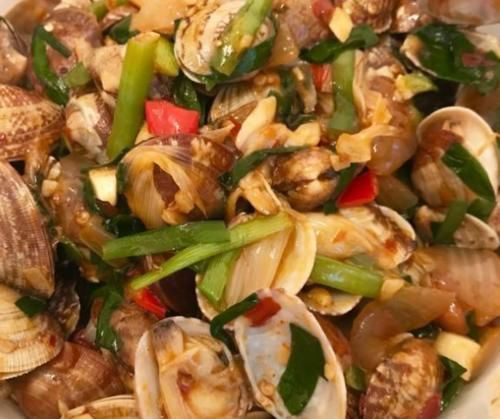加它炒的花甲比香辣花甲好吃,不辣但是鲜香让人很有食欲