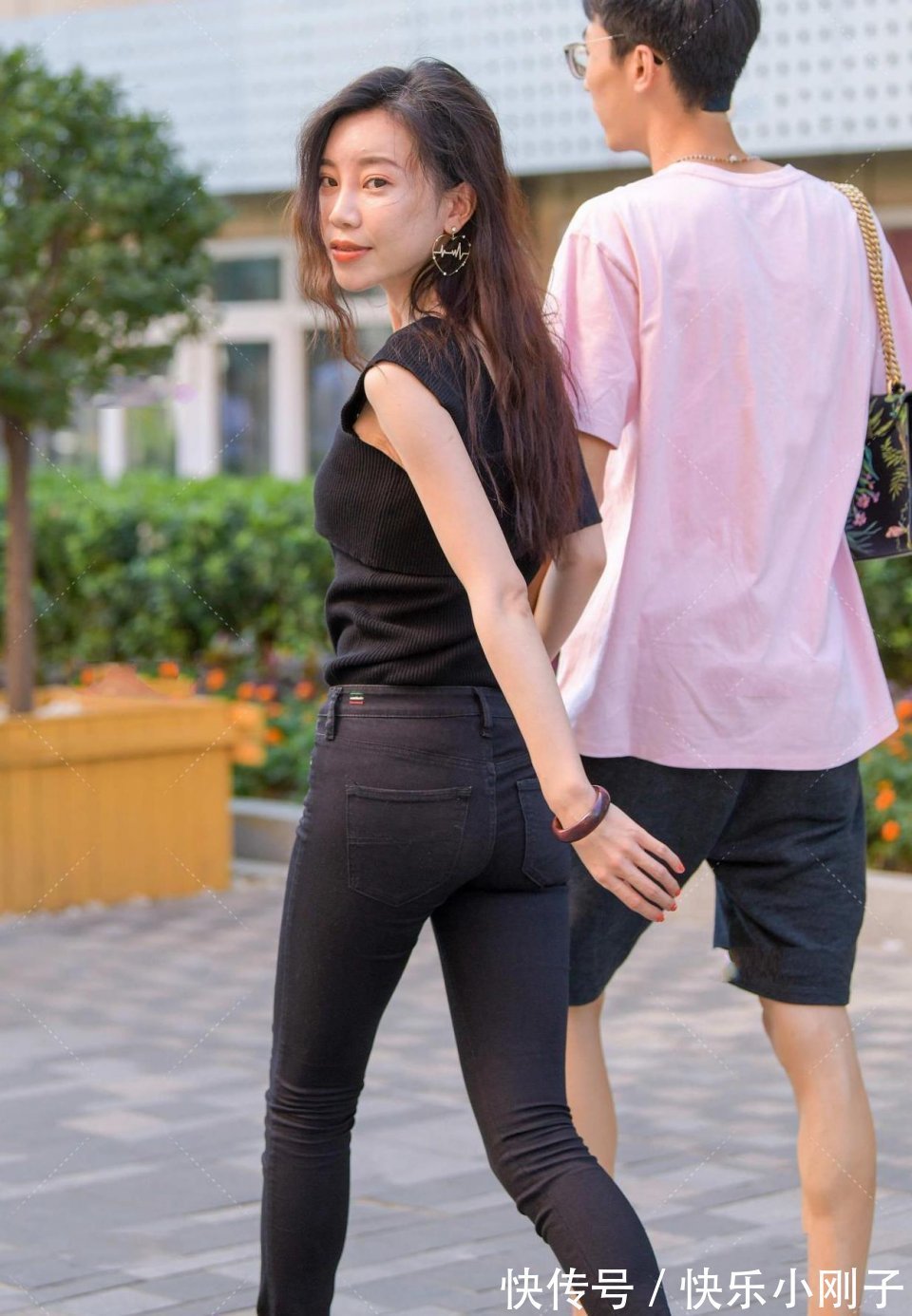 玄色|小姐姐气质很好,源于她的时尚穿搭,一身黑色搭配很到位