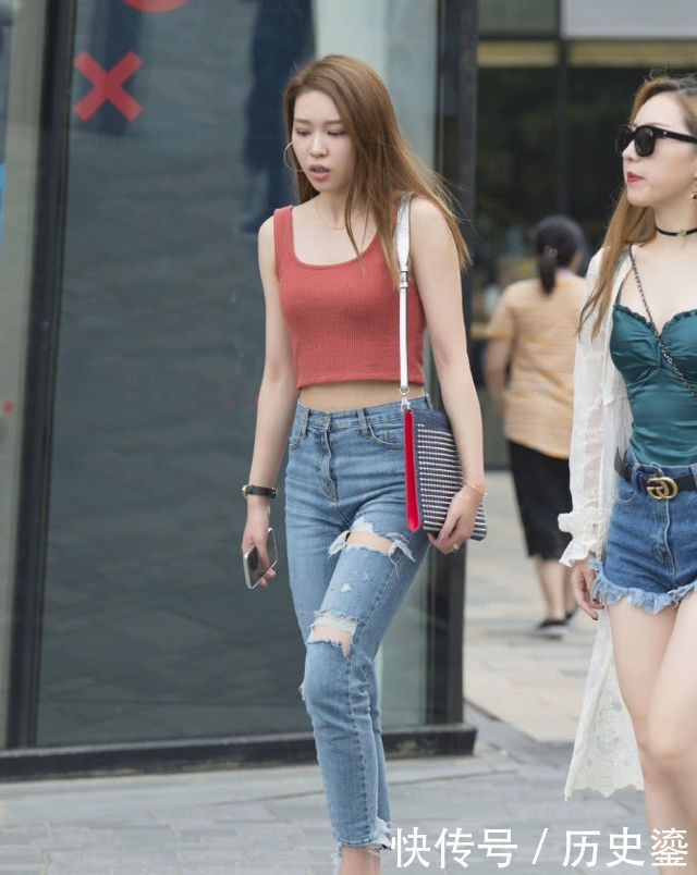街拍俏美靓丽的小姐姐,穿搭时尚紧身牛仔裤,休闲又大方
