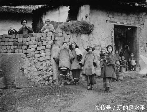 老照片|清朝真实老照片:闲站的清朝妇女,图二官员向洋人行跪拜礼