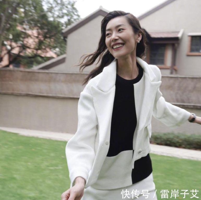 没想到刘雯还有这么可爱的一面,穿白色长款羽绒服,太接地气