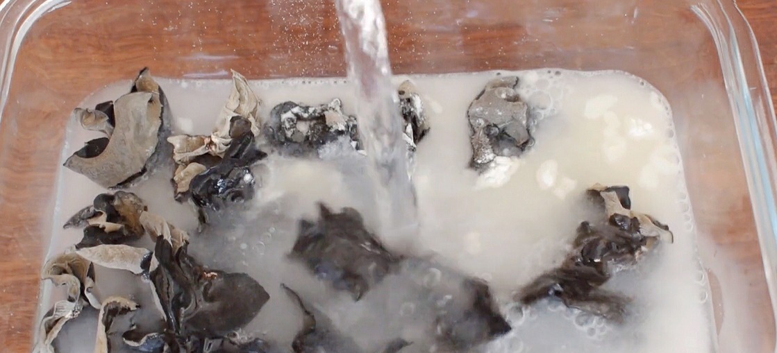 泡木耳时，直接加水就错了！厨师长教你一招，木耳3分钟就能泡软