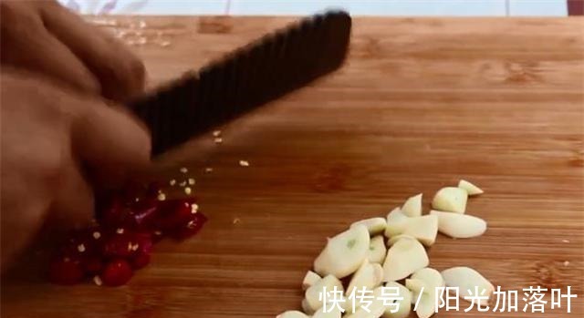 5毛钱1斤的茄子，这样做特别开胃下饭，比红烧茄子还好吃！