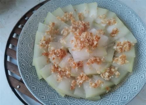  做法|冬季，这是金银蒜蓉酱汁的做法，冬瓜清淡味美颜值高，给肉都不换