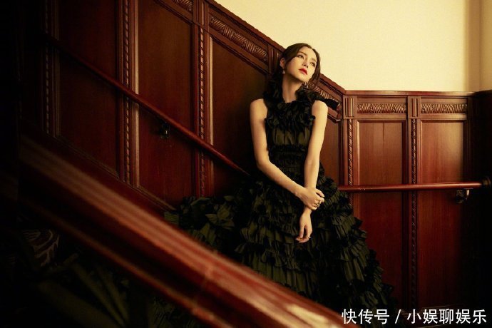 Angelababy一袭波边礼服卷发红唇高贵优雅,后背丝带的设计更显得神秘又性感