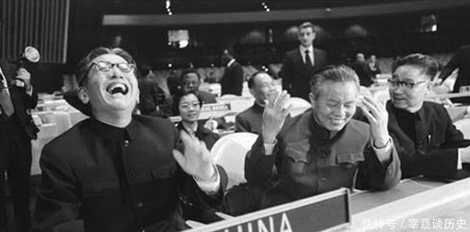永远无法重拍的瞬间三赴震区的周总理，仰天大笑的乔冠华，唱京剧的陈赓