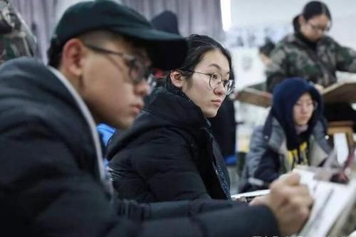 素描像&美术生画作大PK,肖战“素描像”惨败王一博?老师都看不下去了