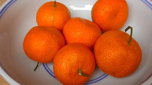 橘子皮放锅里蒸一蒸，大多数人不知道有啥用途，看完就明白了
