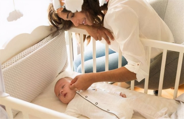 被子|一家四口的睡姿走红,完美诠释:爹妈才是真爱,两个孩子是个意外