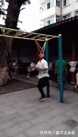 |搞笑GIF:为什么看到他摔倒,心里会莫名地舒爽呢