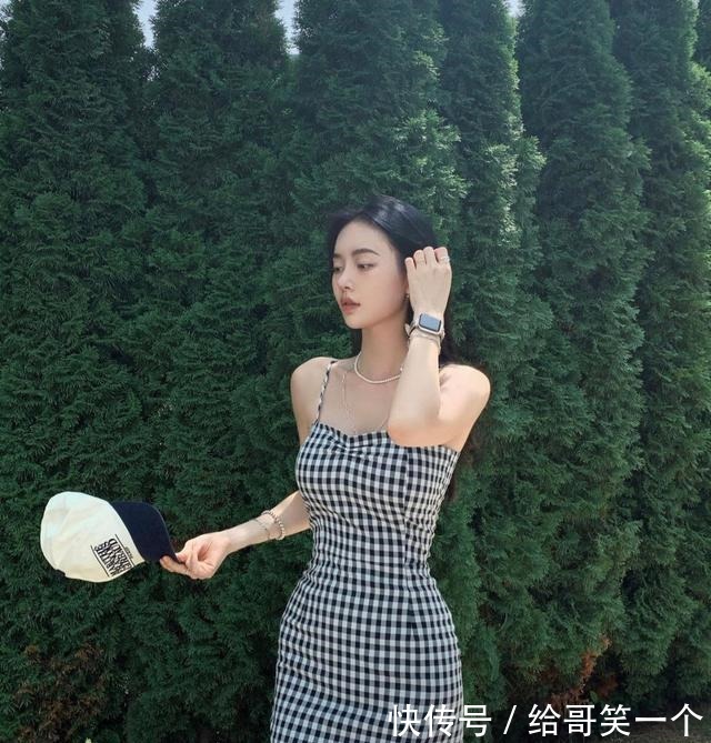 v领 胸大 + 肩宽，这么穿显瘦又撩人！