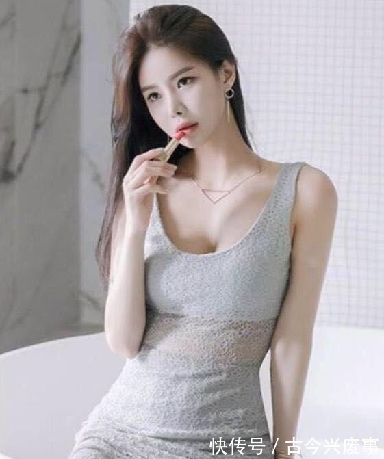 街拍|街拍 穿着白色短裙搭配性感上衣, 身材苗条玲珑有致, 图1走到哪都是风景!