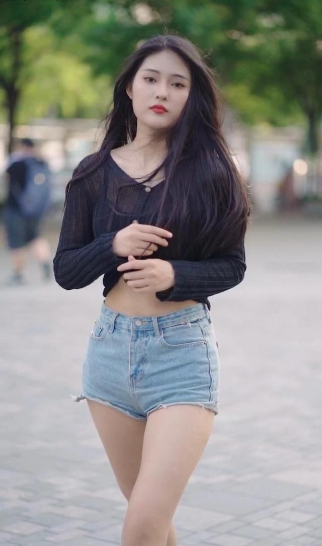 与众不同|街拍身穿透视外套的小姐姐,心机搭配超短裤,秀出迷人大长腿