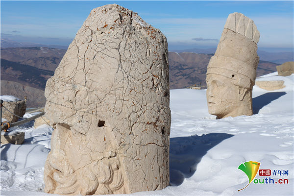 土耳其内姆鲁特山雪后美景 标志性雕像吸睛