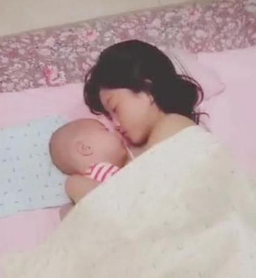 掀开|两姐妹搂在一起睡觉,妈妈掀开被子一看,被子下的场景太温馨