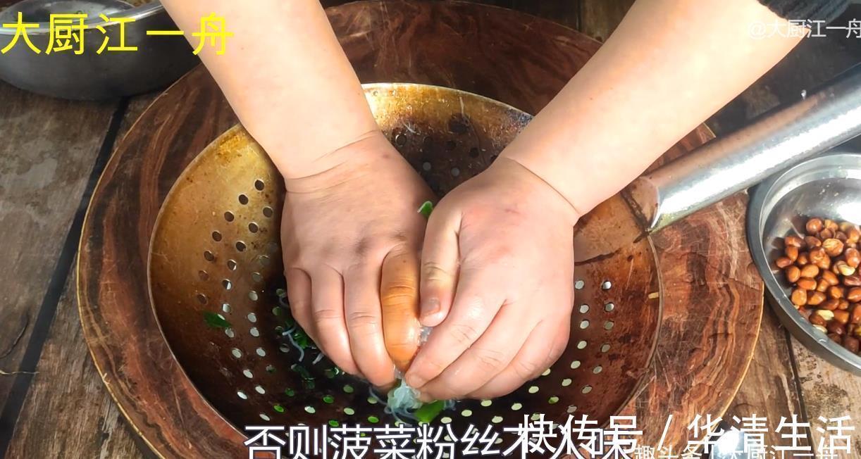 诀窍|怪不得饭店的凉拌菠菜那么好吃？原来做法有诀窍，3分钟就学会