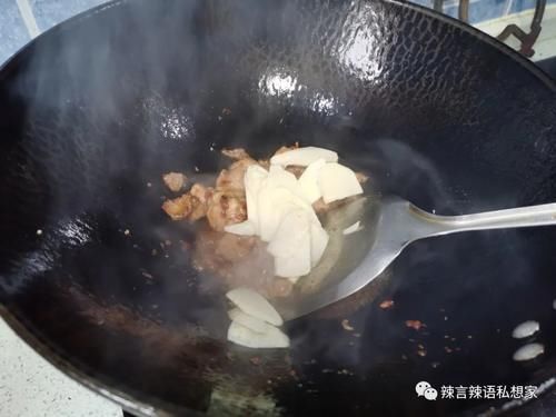 炒个盐卤豆腐，我吃豆腐你吃肉，清清肠胃过大年