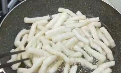 大妈教你炸肉丸，多一样会爆汁，不油腻不上火，外焦里嫩，抢着吃