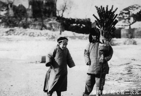 冰糖葫芦|老照片:旧时人们吃冰糖葫芦,好大一串!