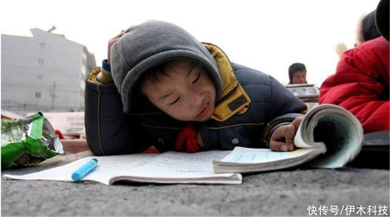 小学生作文能有多奇葩？太阳是西边升起，还能从飞机上往下扔鸡蛋