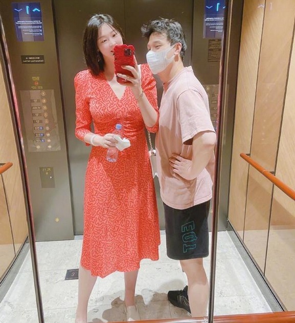 女排|疯狂撒狗粮!惠若琪抱孩子还不忘与老公热吻,结婚3年半依旧恩爱