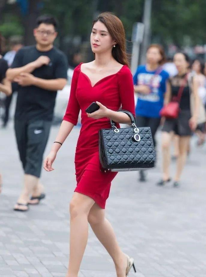 裙装|气质女孩偏爱裙装穿搭,一条惹眼红色连衣裙搭配,时尚减龄