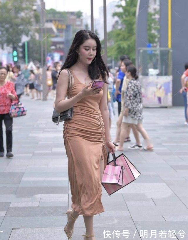 街拍|淡红色连衣裙搭配金色低跟鞋,青春靓丽,气质迷人