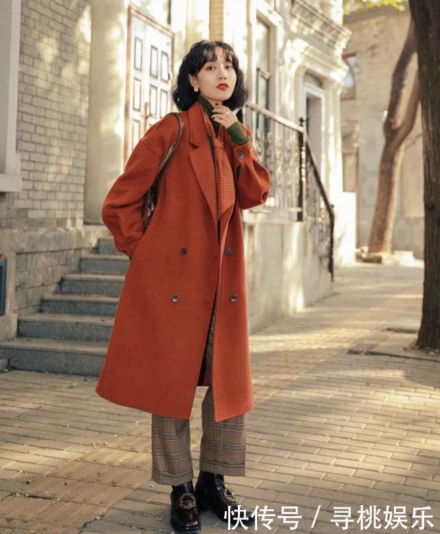 最近火了一种“复古暖色系”穿搭,好看洋气,冬天这么穿就对了