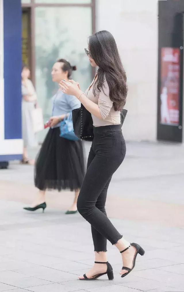 小西装|街拍小姐姐时髦的印花背心搭配休闲裤,尽显时尚魅力