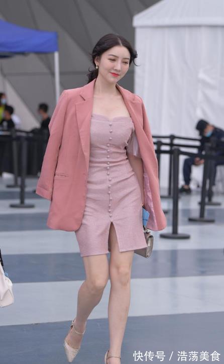 西装外套|职业女性穿连衣裙，搭配西装外套，美观大方又不失女性风韵