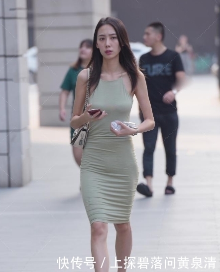 嫌弃裙子不透气,特意在衣服背面“剪一刀”,全身透气都靠它