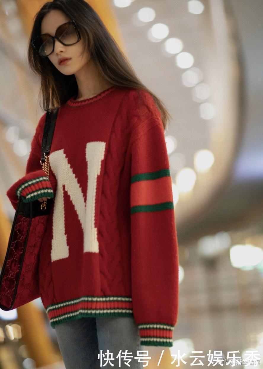 毛衣别再配小脚裤，太土！学明星们这样穿，时髦好看又显瘦